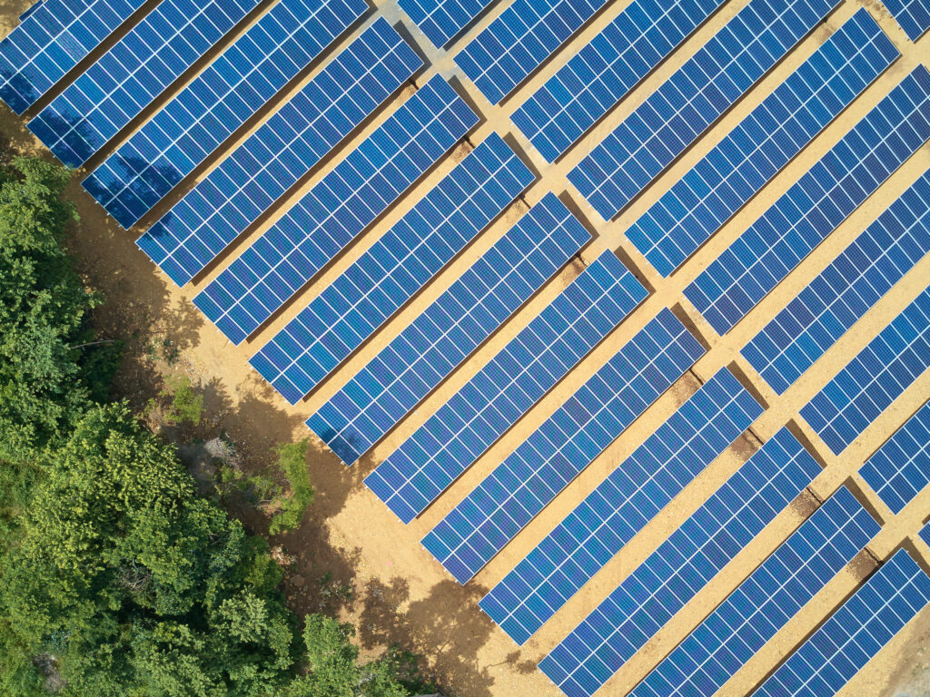 Connecto koostöös Smarteconiga ehitavad Pärnumaale Raba päikesepargi. Pargi arendajateks on taastuvenergia tootja Sunly ning Metsagrupp. Rajatava päikesepargi k